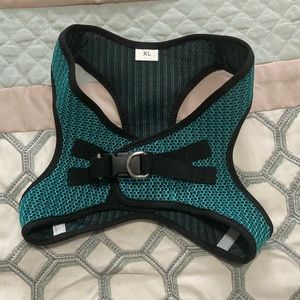 XL dog harness Voyer fits like a Medium